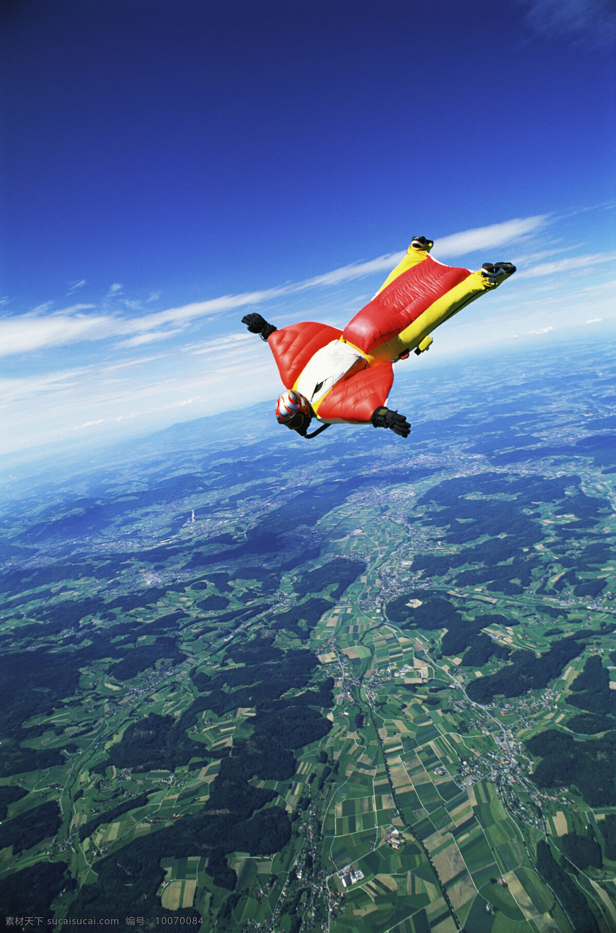 高空飞翔 飞人 蝙蝠人 跳伞 高空跳伞 飞行员 极限运动 挑战极限 冒险 团队 协作 合作 远山 山脉 体育运动 文化艺术