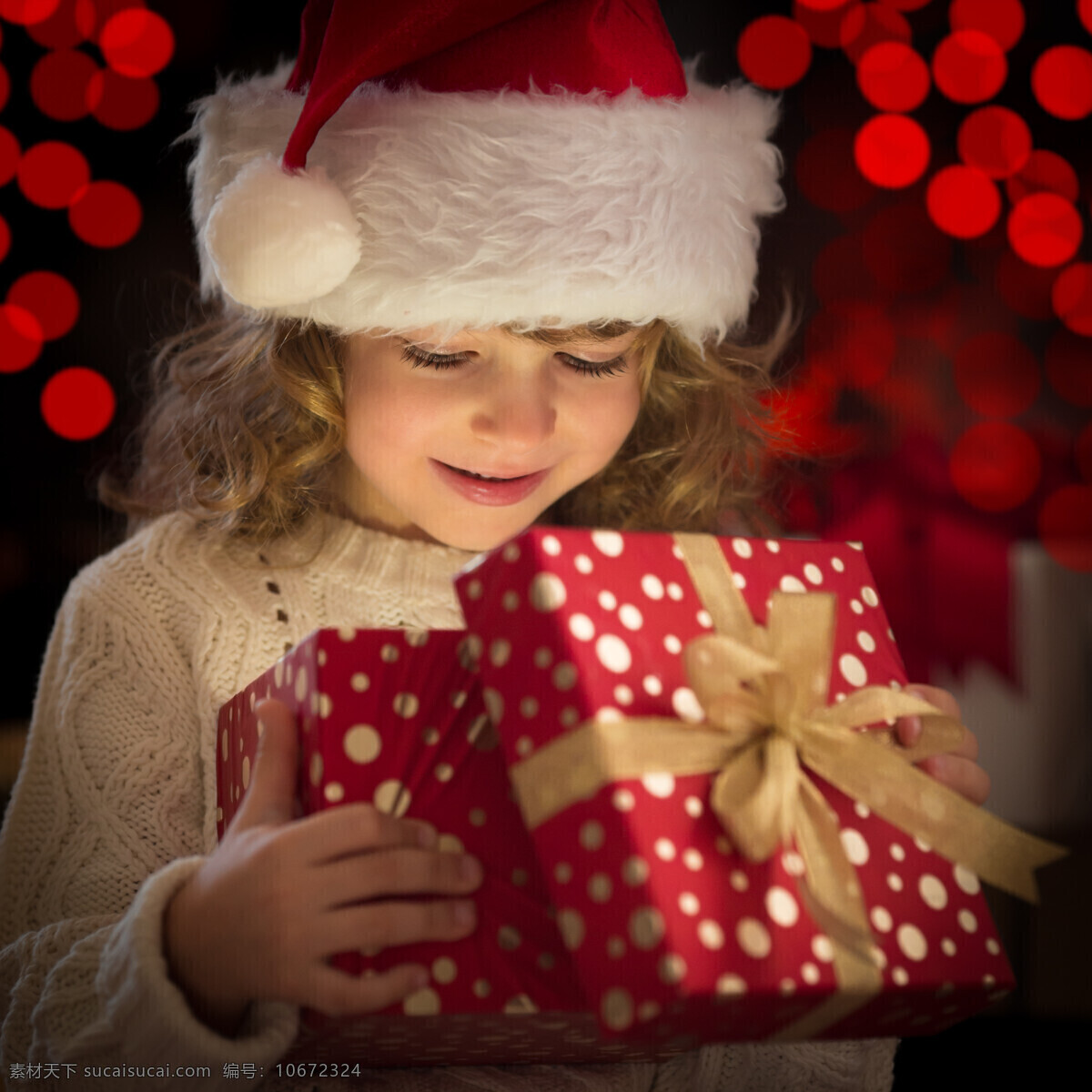 抱 礼物 盒 微笑 小女孩 礼物盒 外国 圣诞帽 光斑 儿童图片 人物图片