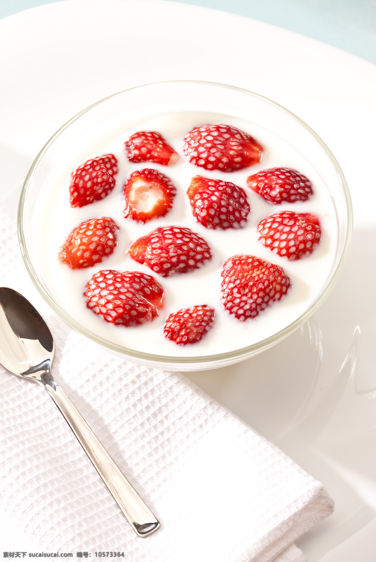 白色 餐布 餐巾 餐饮美食 草莓 牛奶 勺子 高清 图 温馨 早餐 碗 奶白色 饮料 西餐美食 psd源文件 餐饮素材