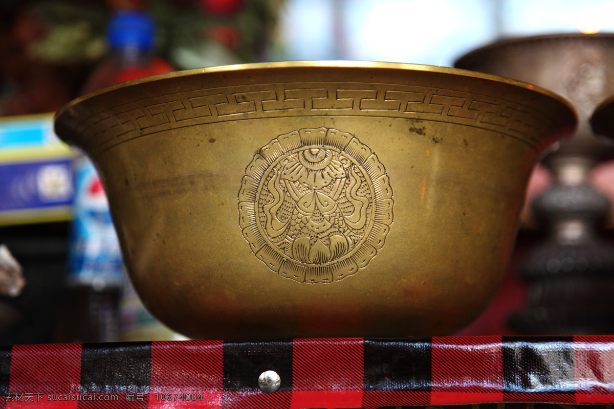 黄铜双鱼碗 黄铜 双鱼 碗 容器 雕刻 艺术 莲花 图案 藏八宝 宗教 器具 信仰 西藏 精美 黄色 金属 文化艺术