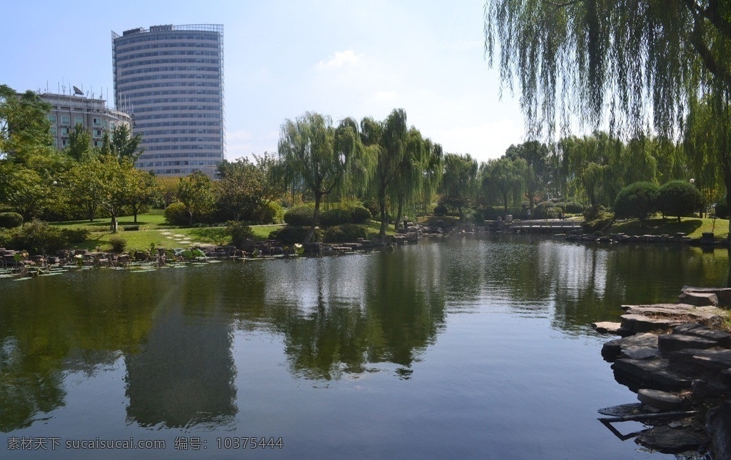 月湖美景 宁波 月湖 公园 倒影 垂柳 蓝天 白云 高楼 绿树 绿地 小径 石头 第一医院 涟漪 残荷 宁波月湖风光 国内旅游 旅游摄影