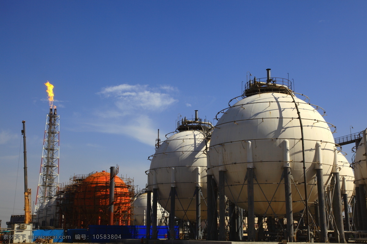 石油化工厂 现代科技 工业生产 石油化工 设备 设施 脱气储气装置 地面火炬 蓝天 白云