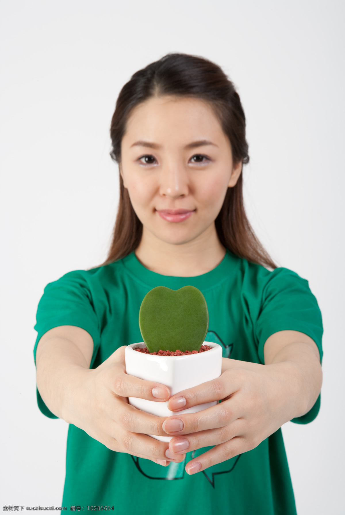 双手 捧 植物 环保 志愿者 美女图片 环境保护 保护地球 绿色环保 美女 微笑 双手捧着 花盆 环保宣传 创意 抽象 特写 高清图片 人物图片