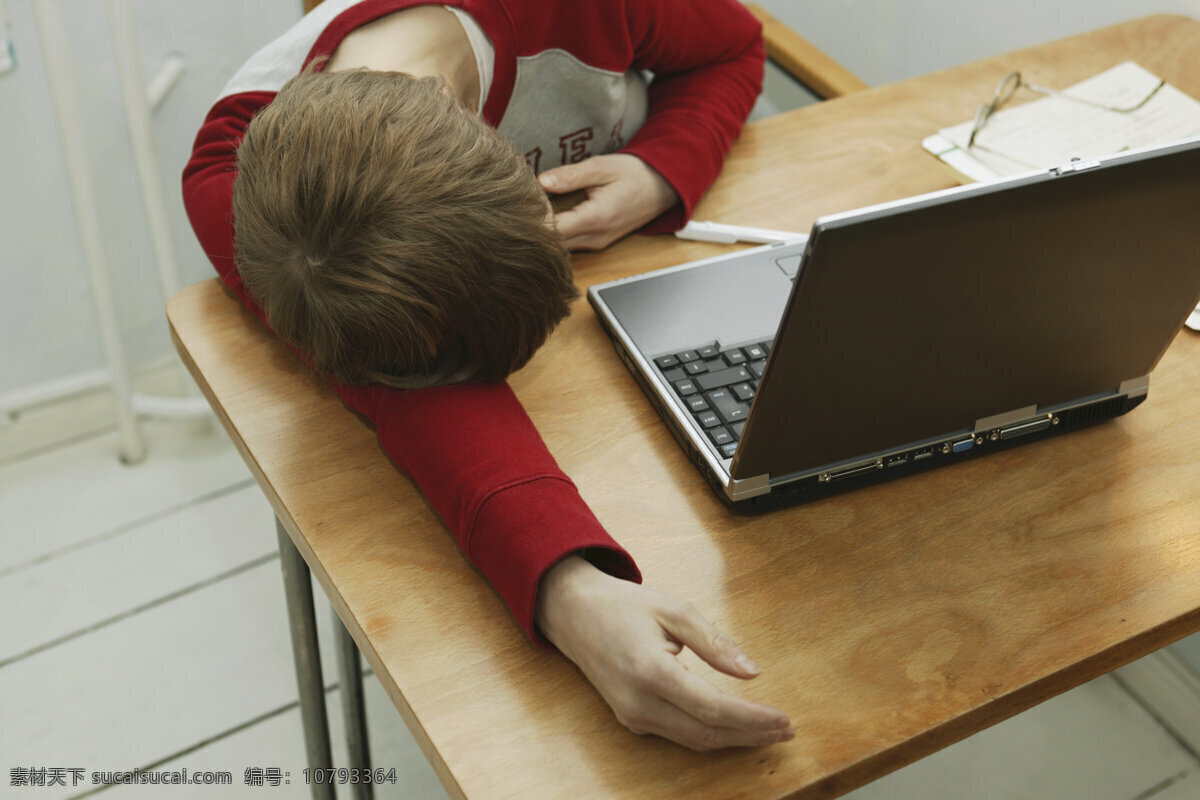 正在 上网 女人 人物 商务人士 白领 办公环境 女性 办公桌 笔记本电脑 数据线 趴着 累倒 人物图片