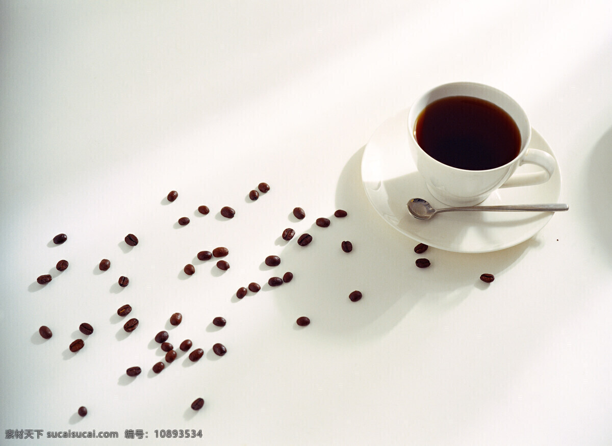 桌面 上 咖啡豆 咖啡 一堆咖啡豆 颗粒 果实 饱满 许多 coffee 浓香 褐色 托盘 杯子 白色 勺子 铁勺 桌子 高清图片 咖啡图片 餐饮美食