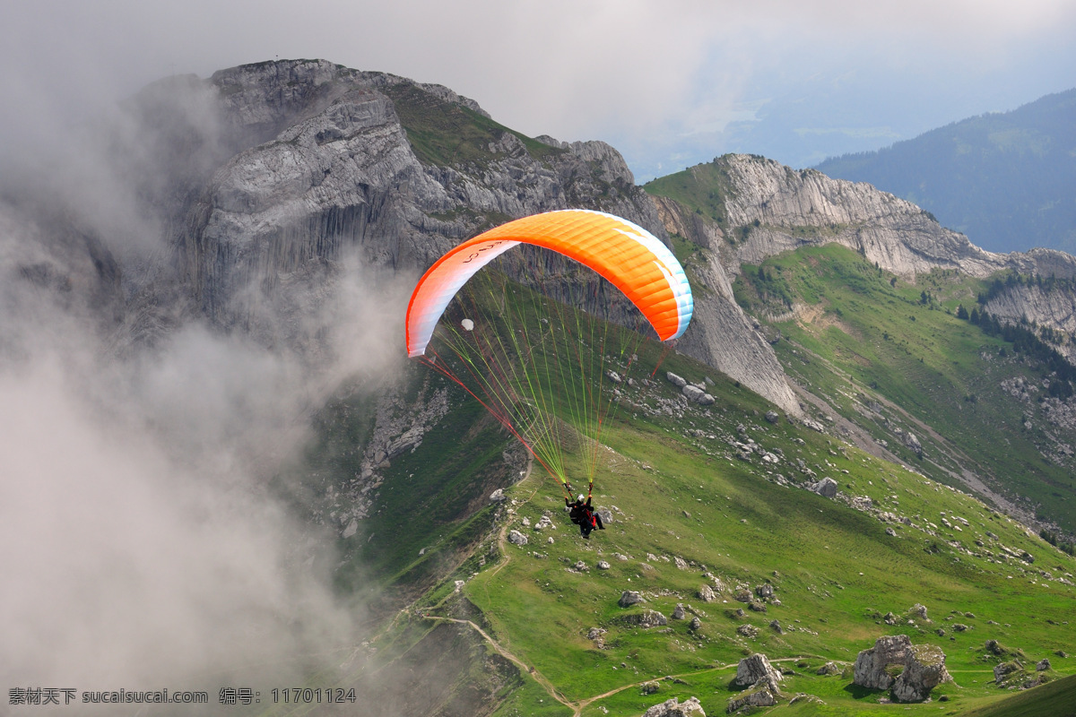 高空跳伞摄影 山峰 山峦 跳伞 运动员 比赛运动 运动 体育运动 生活百科 灰色