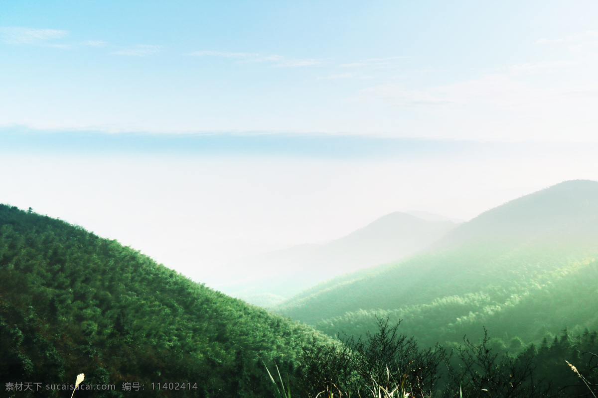 高清风景图 蓝天 白云 青山 树木 雾气 自然景观 山水风景
