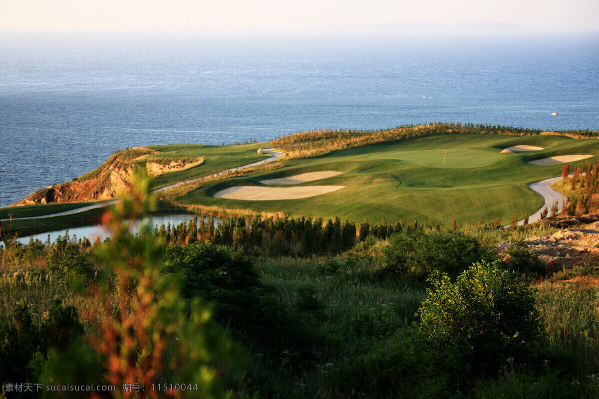 高尔夫球场 海 绿色草地 广阔 大气磅礴 娱乐休闲设施 风景 生活 旅游餐饮