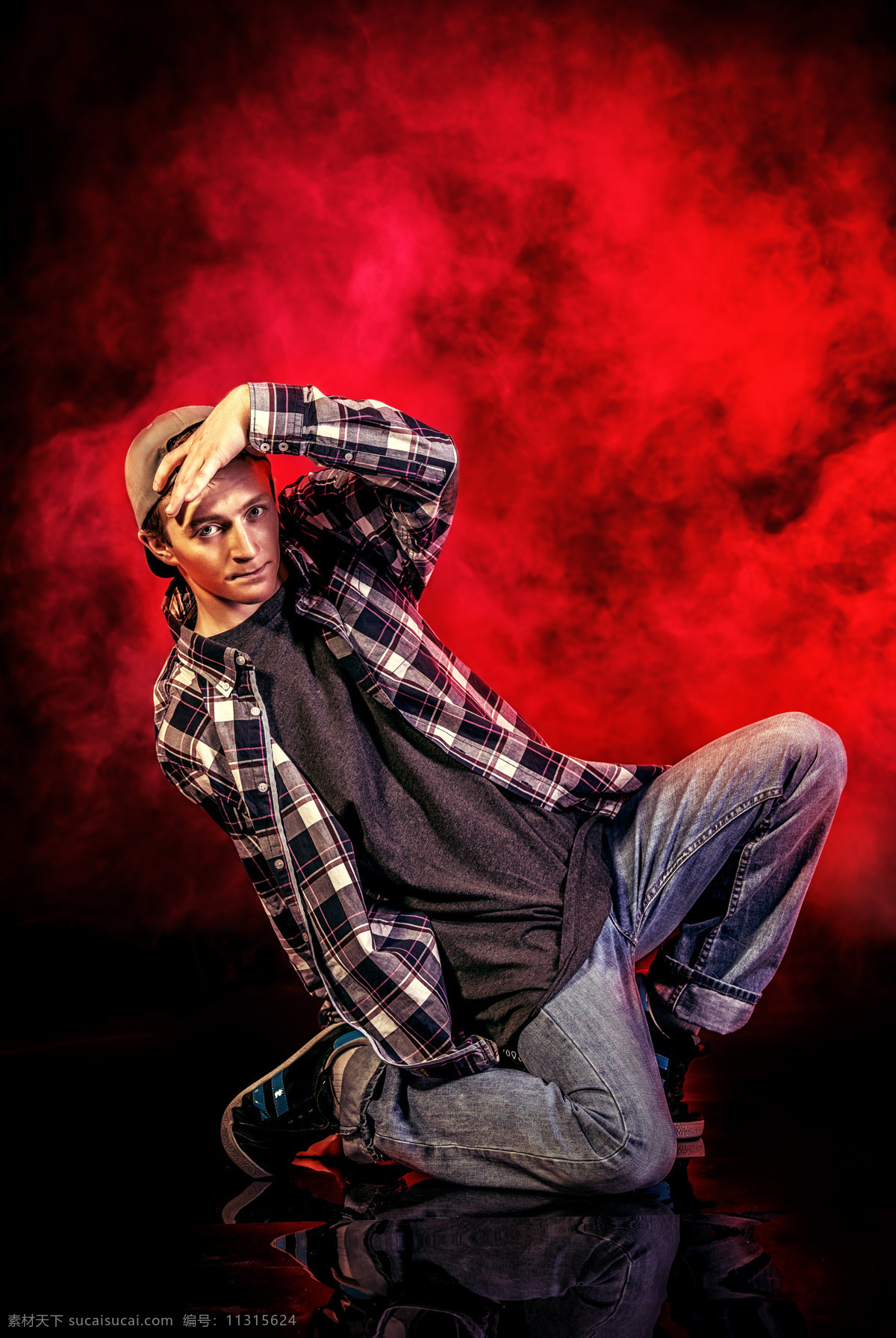 跪 地上 男舞者 红色烟雾背景 街舞 嘻哈 舞蹈 舞者 男人 男孩 演出 表演 其他人物 人物图片