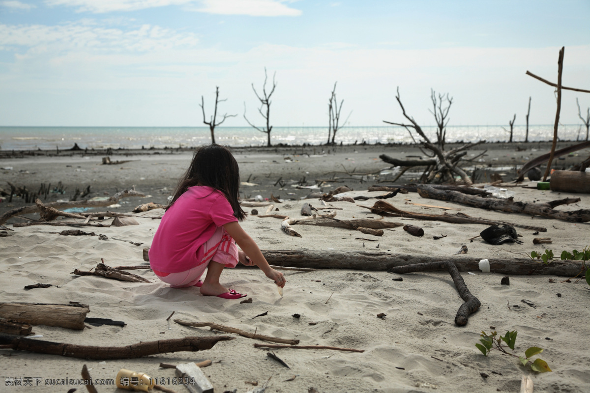 海滩 上 小女孩 环境破坏 生态破坏 沙滩 大海 环境污染 其他类别 环境家居 白色