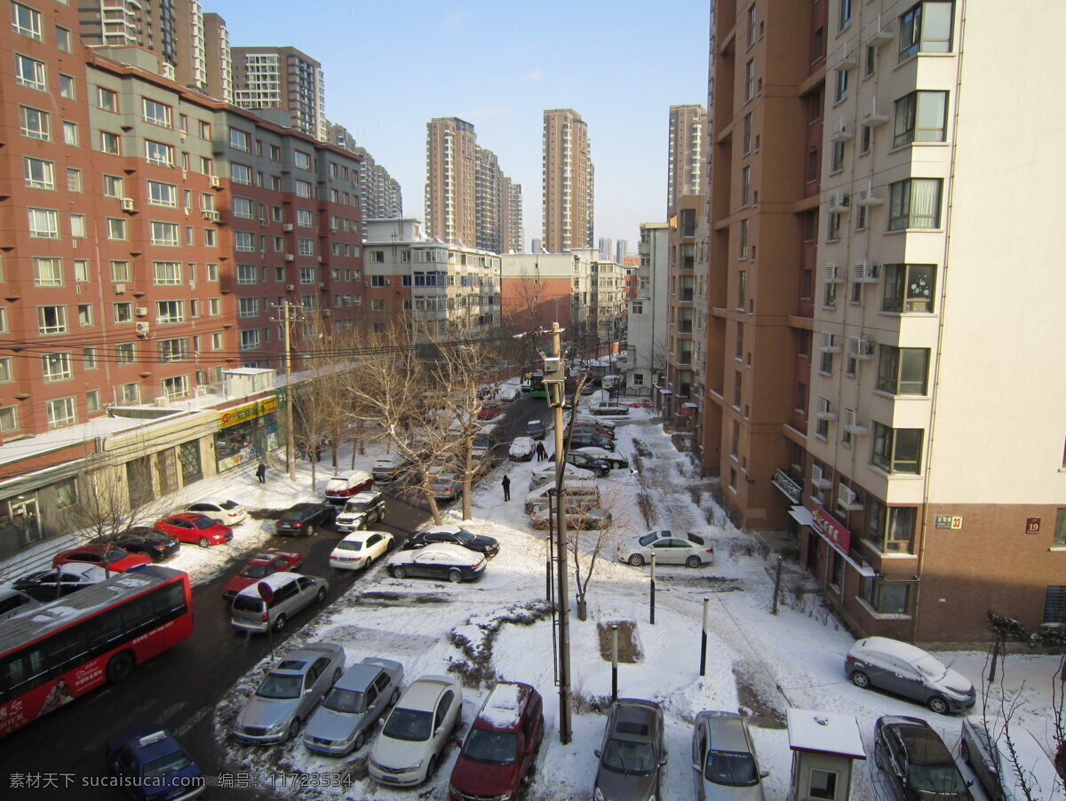 城市 出租车 大雪 冬天 公交车 公寓 建筑摄影 建筑园林 城市雪景 雪景 楼房 街道 小区 蓝天 电杆 psd源文件