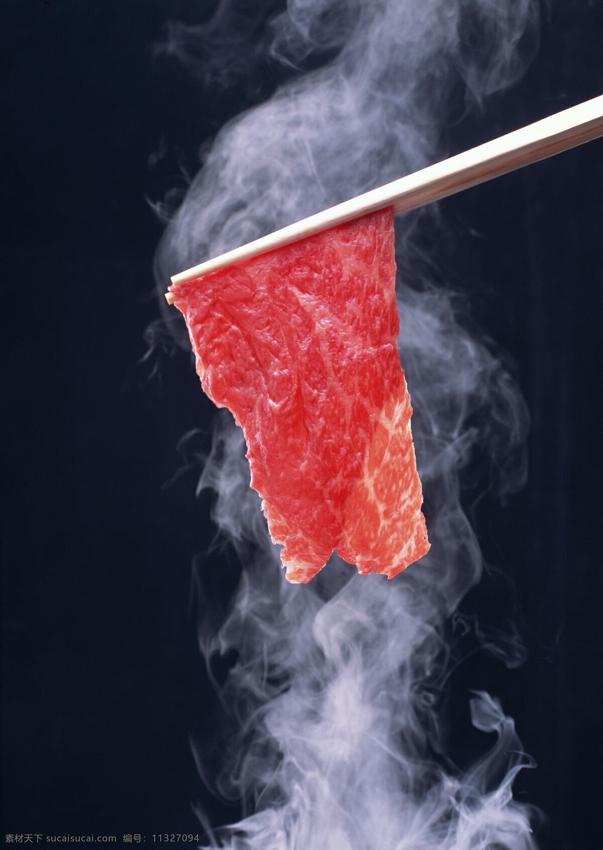 筷子 夹 住 瘦肉 肉 肉类 鲜肉 烤肉 肉片 餐饮美食 食材原料