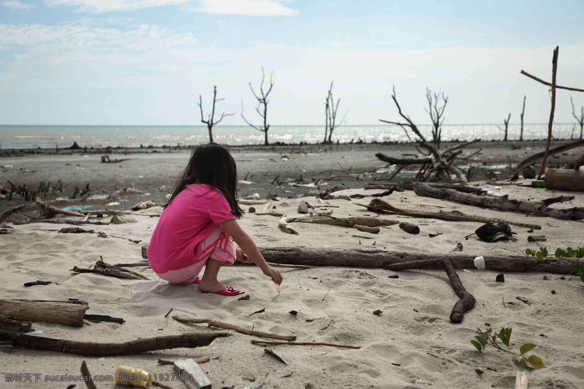 海滩 上 小女孩 环境破坏 生态破坏 沙滩 大海 环境污染 其他类别 环境家居