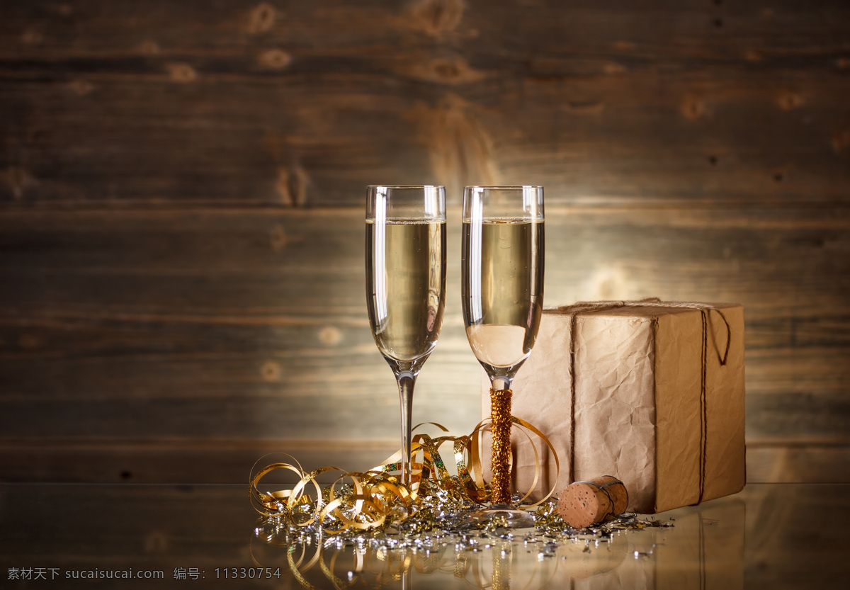 圣诞 礼物 香槟 高脚杯 礼包 丝带 香槟酒 玻璃酒杯 圣诞节素材 新年快乐 酒类图片 餐饮美食