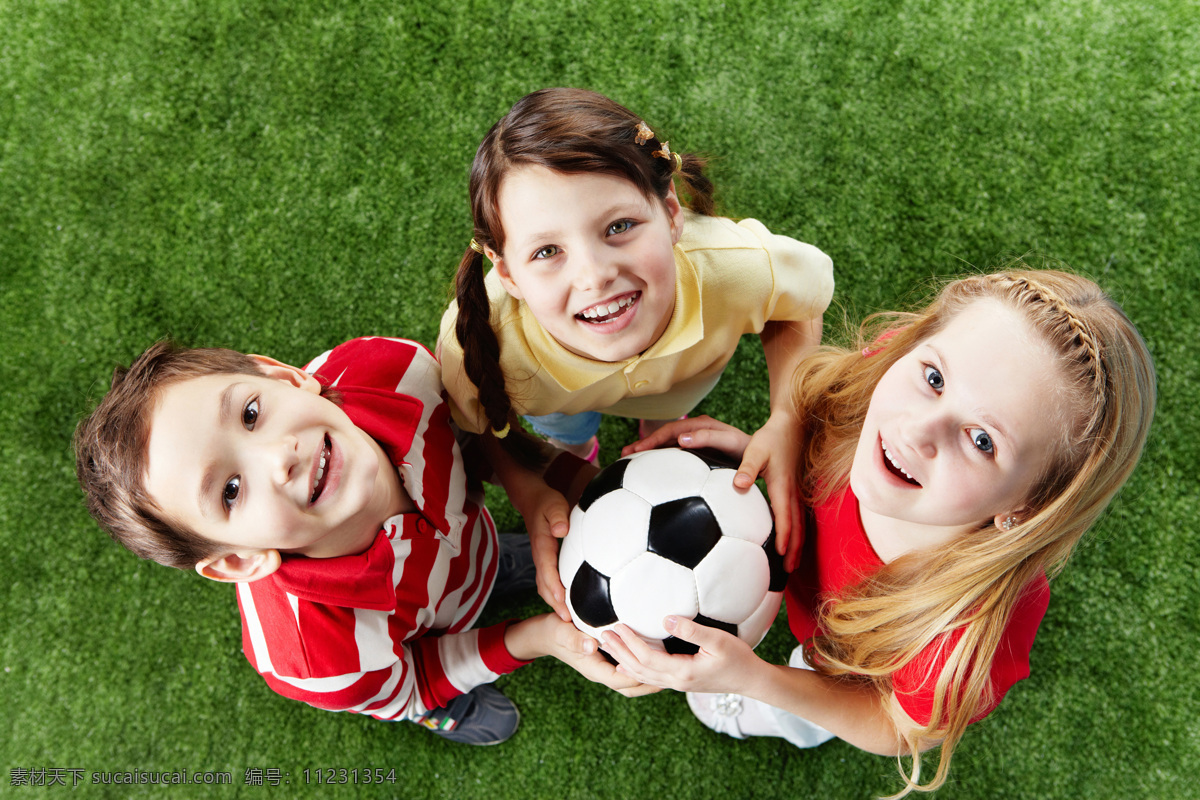 抱 足球 孩子 抱着 球场 女孩 男孩 运功 儿童图片 人物图片
