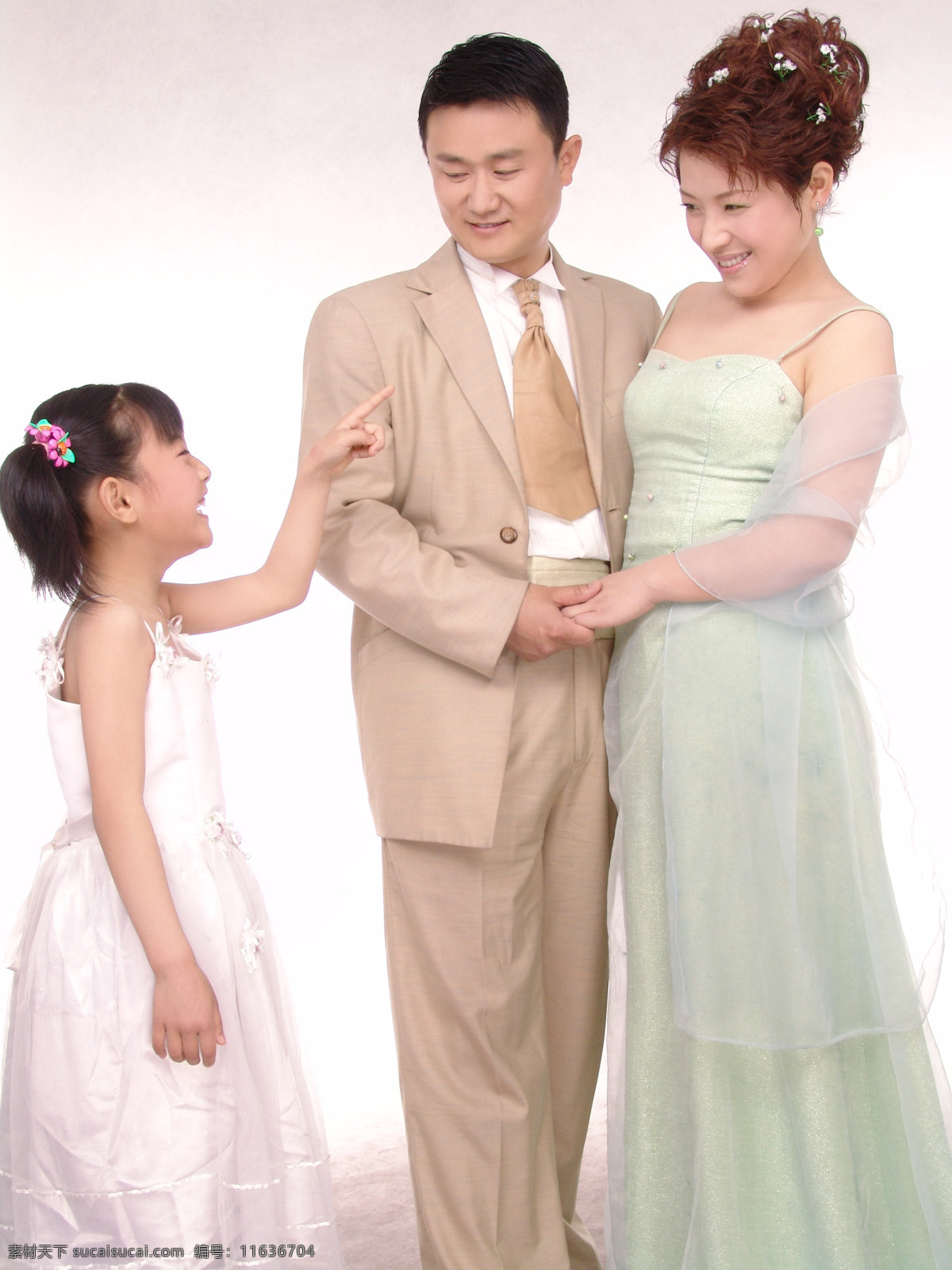 全家福 影楼 婚纱样片 婚纱照 眼神 拿花的女人 盘发 蓬裙 人物摄影 人物图库 情意浓浓 内景婚纱 周年照 样片 样册 人物写真 个性艺术写真