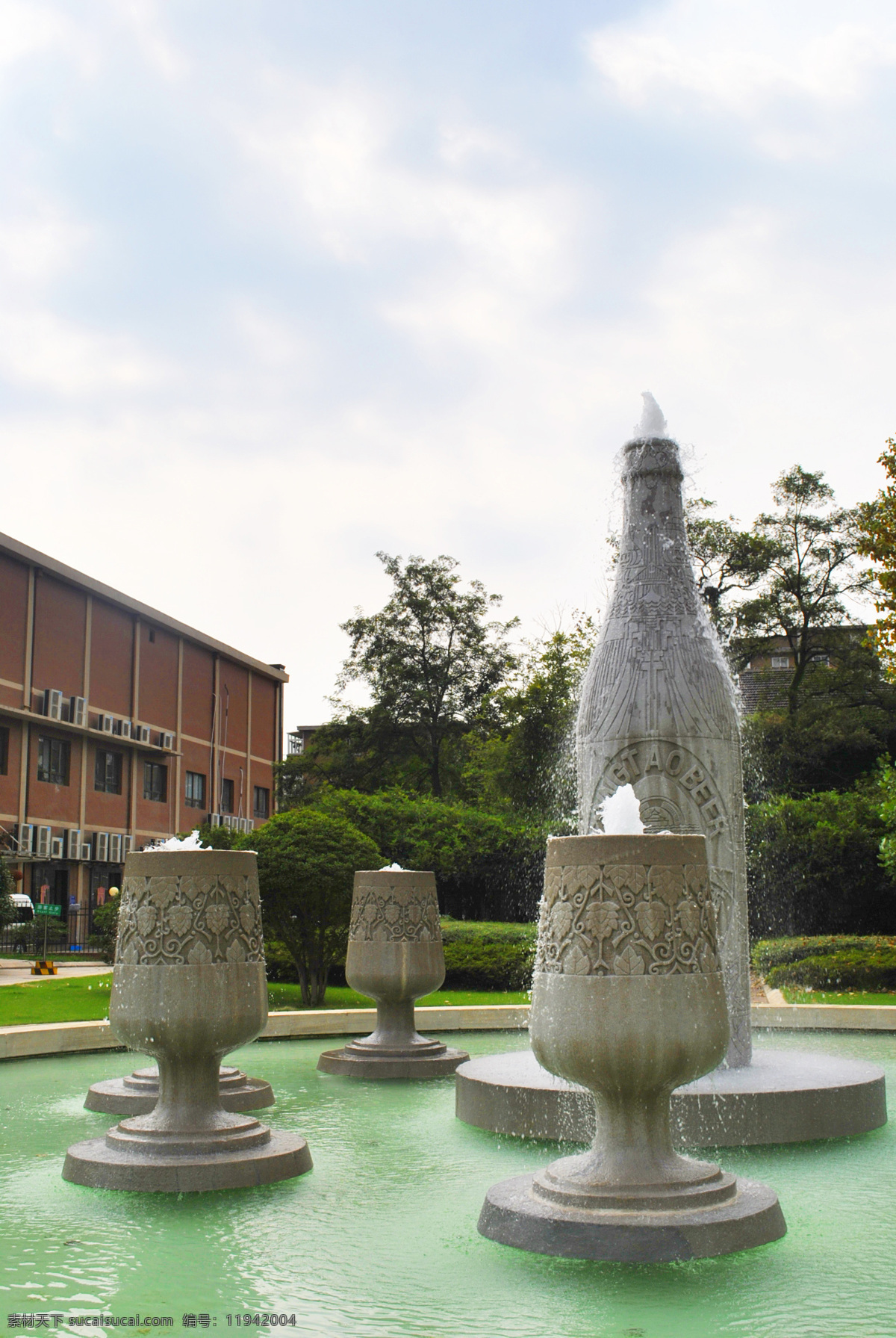 雕塑 建筑园林 酒杯 蓝天 绿树 喷泉 啤酒瓶 城市雕塑 青岛啤酒厂 红房 矢量图 日常生活
