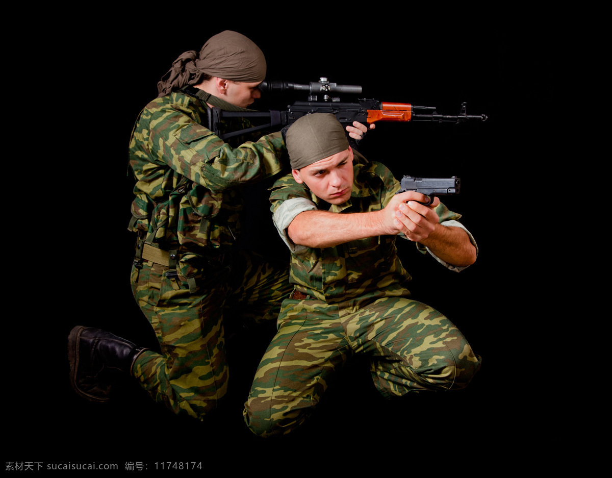 两个 手 抢 外国 军人 人物 两个人 行动 姿势 pose 动作 瞄准 手势 拿着 握着 手枪 机关枪 外国男人 军事演习 军事 男人 高清图片 男人图片 人物图片
