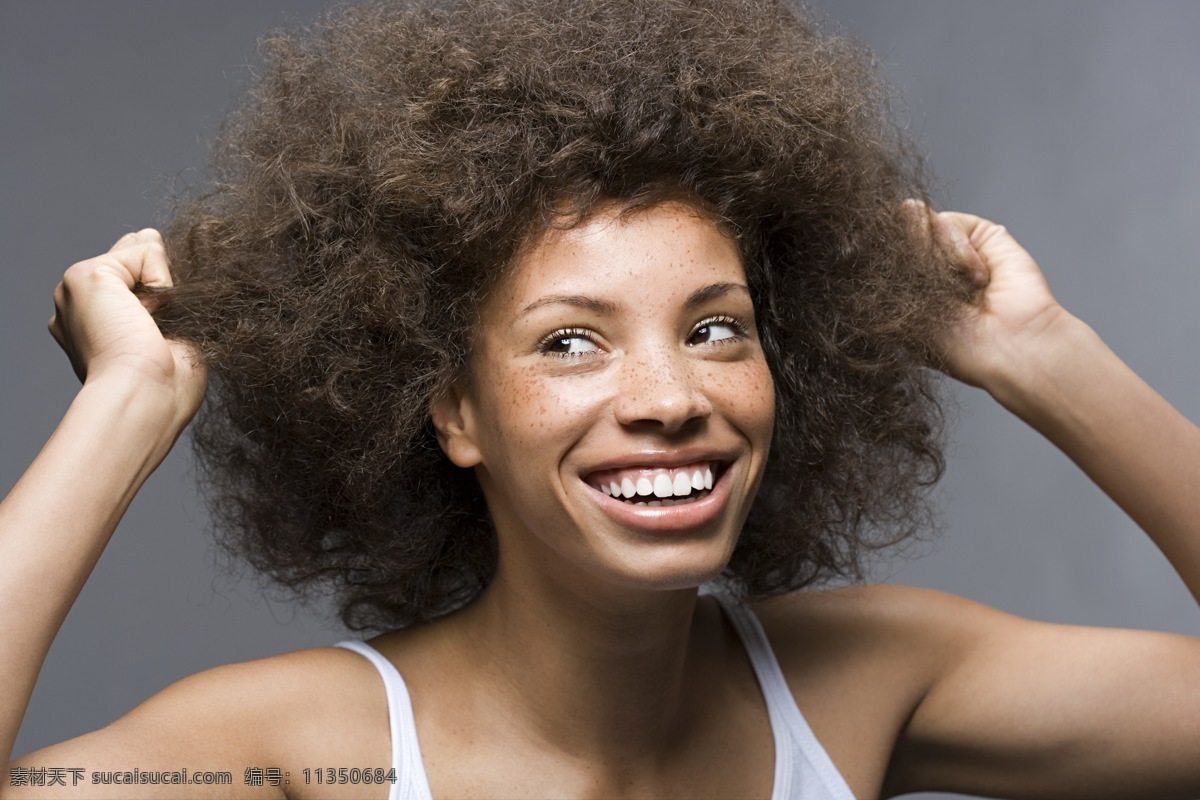 大笑 卷发 黑人 女性 美女 成人 妇女 欧洲美女 欧美 非洲 黑人女性 面部特写 斑点 激动 牙齿洁白 烫发 爆炸式 发型 发型设计 造型 美容美发 高清图片 美女图片 人物图片