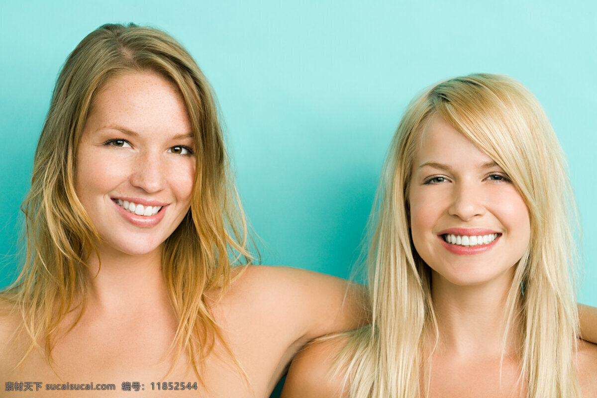 两个 微笑 性感 女人 横构图 外国女人 美女 长发 黄发 直发 卷发 裸露 开心 好姐妹 高清图片 美女图片 人物图片