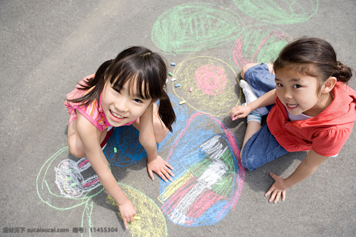 一对 姐妹 花 涂鸦 人物 儿童 伙伴 女孩 学生 粉笔 彩笔 马路 画画 绘画 玩耍 姿势 坐着 蹲着 扎辫子 快乐 笑 手势 拿着 五颜六色 人物素材 高清图片 儿童图片 人物图片
