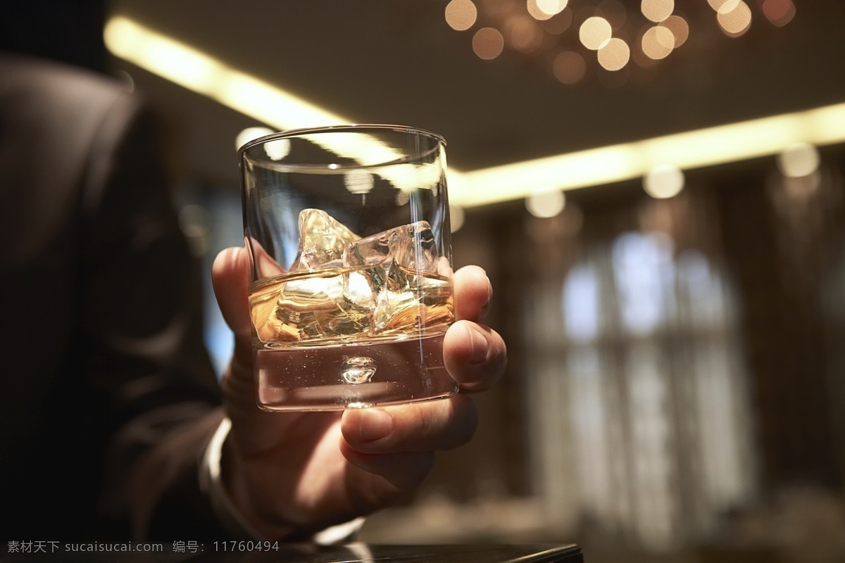 手 盛 酒 冰块 杯子 豪华 室内 酒店 高级酒店 任务 西装 手势 拿着 玻璃杯 透明 酒杯 高清图片 美食图片 餐饮美食