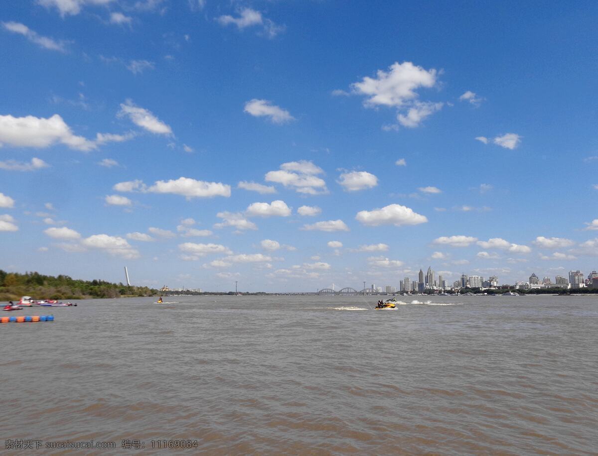 哈尔滨 松花江畔 风光 天空 蓝天白云 江水 堤岸 绿树 建筑群 摩托艇 飞驰 旅游摄影 国内旅游 蓝色