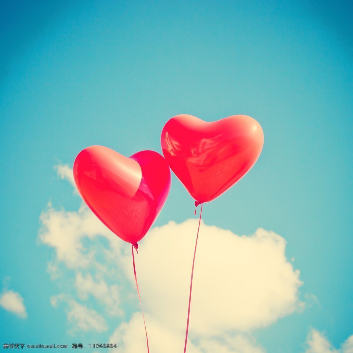 蓝天白云 浪漫情侣 两个 红色心形气球 爱心 爱情 唯美背景图