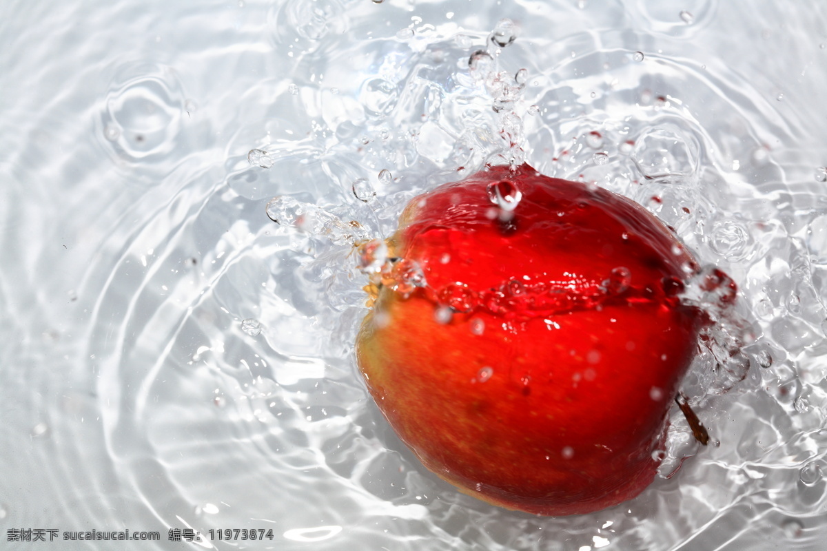 红苹果 苹果 生物世界 蔬菜 蔬菜水果 水果 水花 新鲜苹果 新鲜水果 苹果特写 诱人水果 水里的苹果 水果高清图片 风景 生活 旅游餐饮