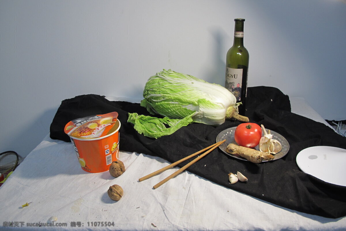一组静物 素描静物 蔬菜静物 白菜 红酒瓶 方便面桶 黑白衬布 餐饮美食 餐具厨具