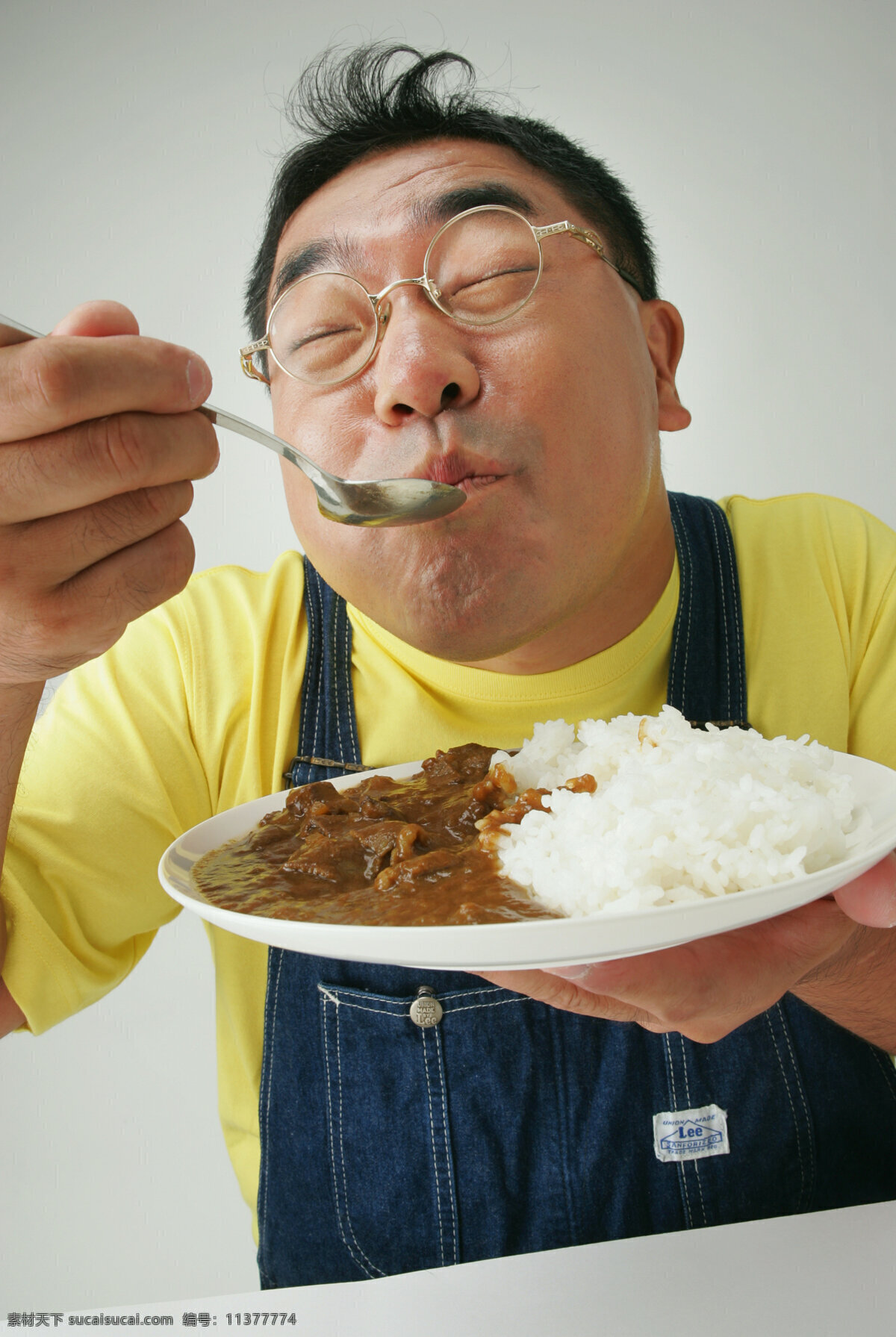 美味 午餐 快餐 牛肉饭 可口 陶醉 吃饭 闭眼 勺子 生活人物 人物图片