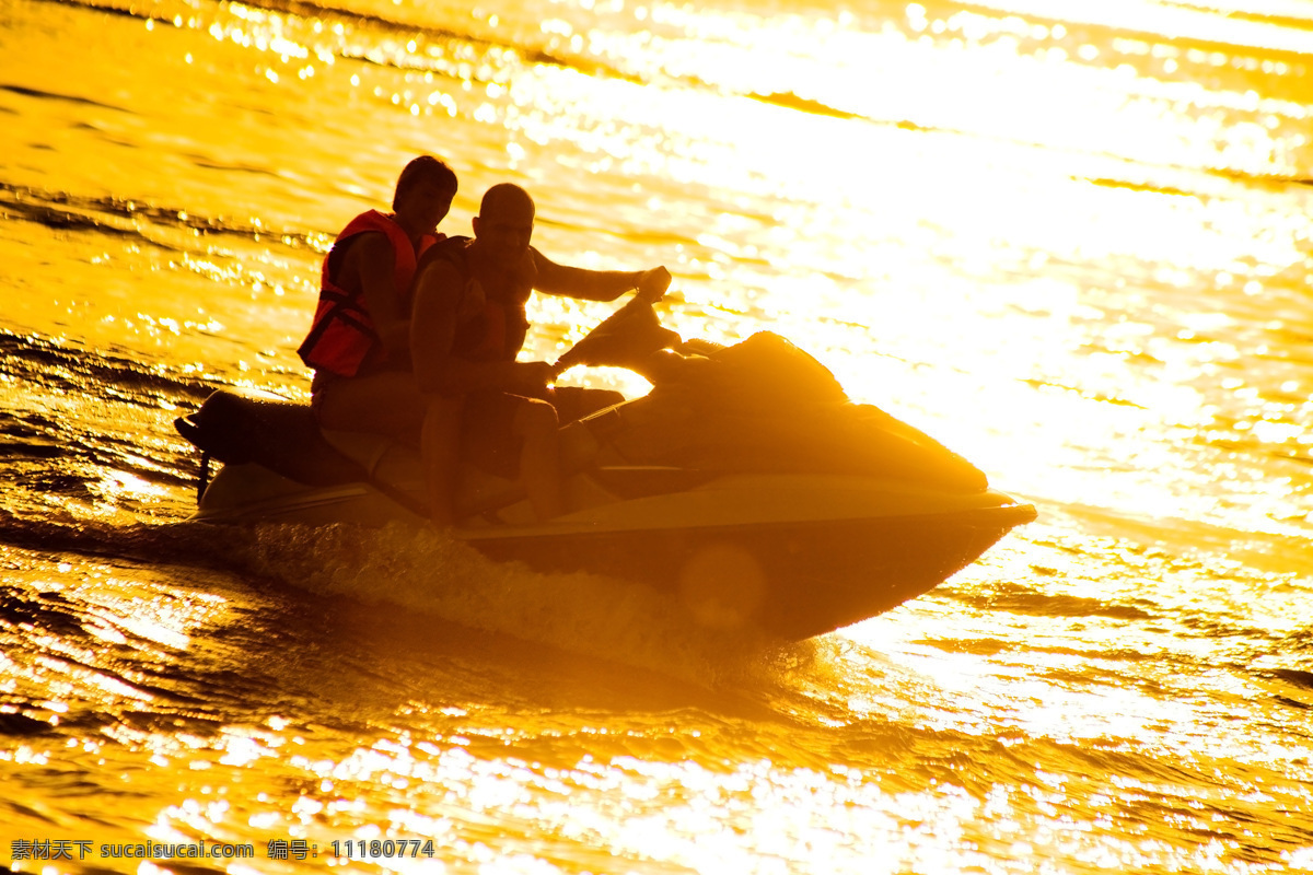 波光粼粼 海面 风景 金色海面 水上摩托 运动员 比赛运动 运动 体育运动 水上运动 大海 海浪 刺激 摩托汽艇 汽车图片 现代科技