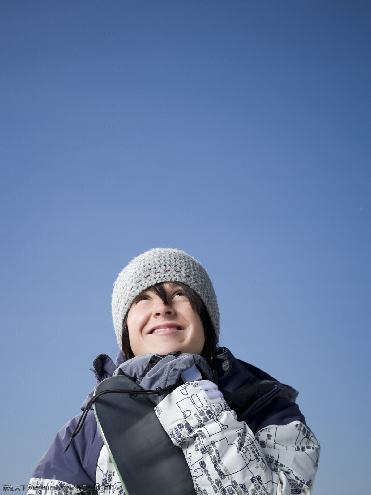 抱 滑雪板 微笑 女性 滑雪 滑雪场 运动 滑雪服 滑雪工具 滑雪图片 生活百科