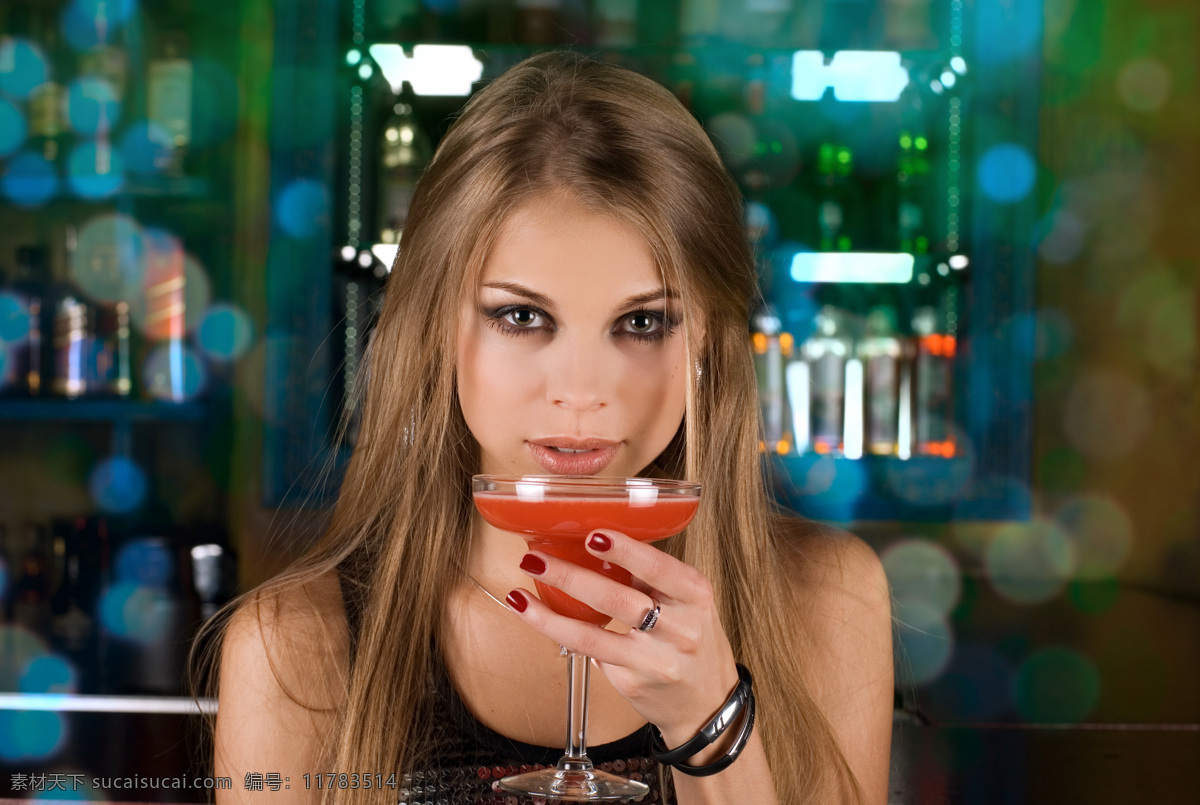 喝 饮料 女人 外国女人 酒吧 玻璃杯 灯光 美女图片 人物图片