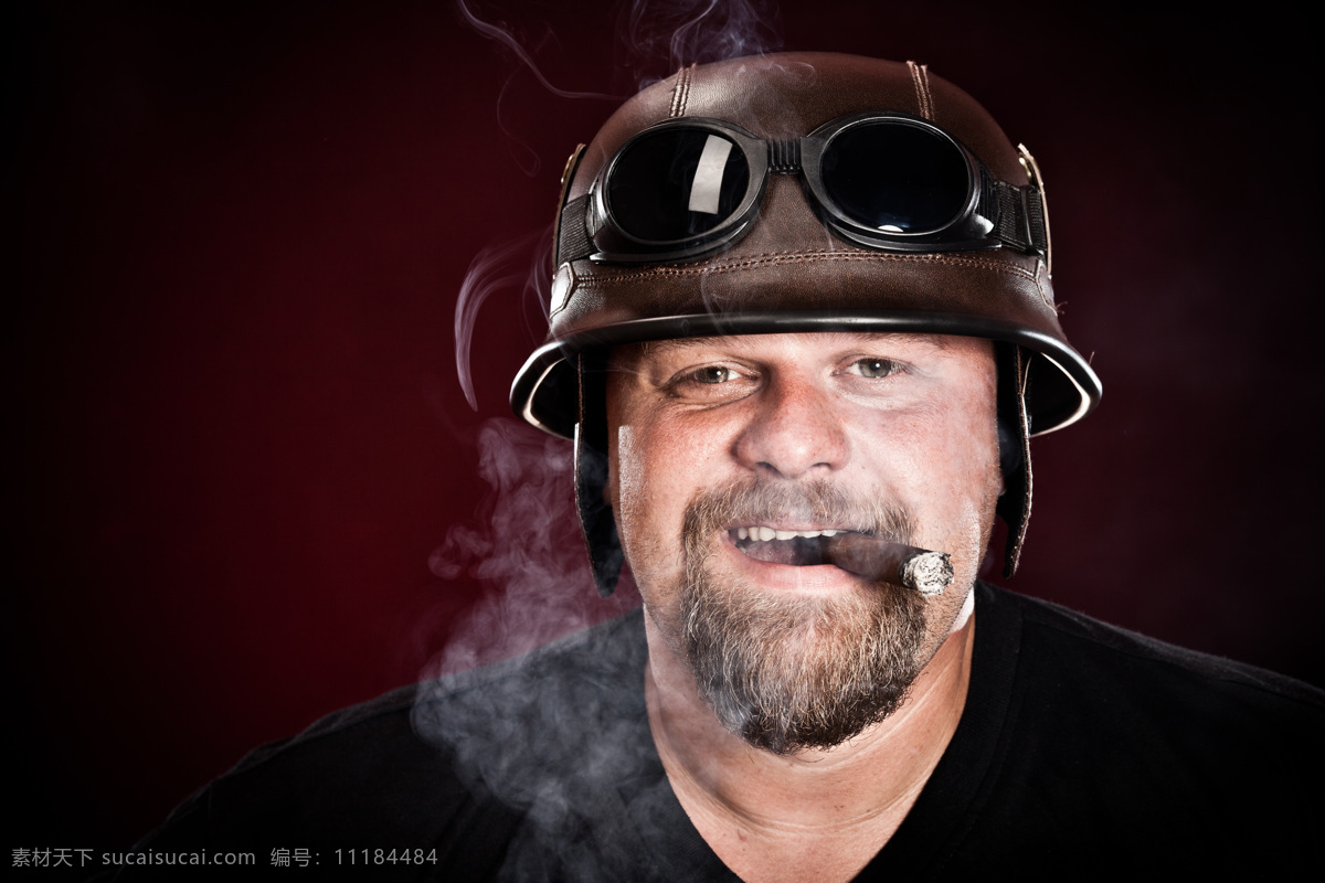 抽烟 车手 抽烟的车手 男人 男性 外国人 摩托车手 生活人物 人物图片