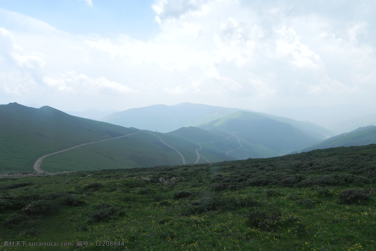 山坡 绿地 草地 白云 蓝天 山路 自然景观 山水风景