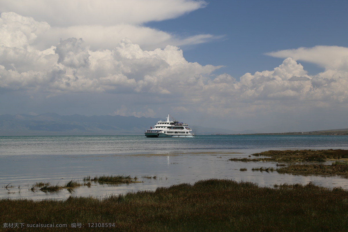 青海湖的蓝天 白云 清澈的湖水 色彩斑斓湖面 穿行的游船 青海湖风光 旅游摄影 自然风景