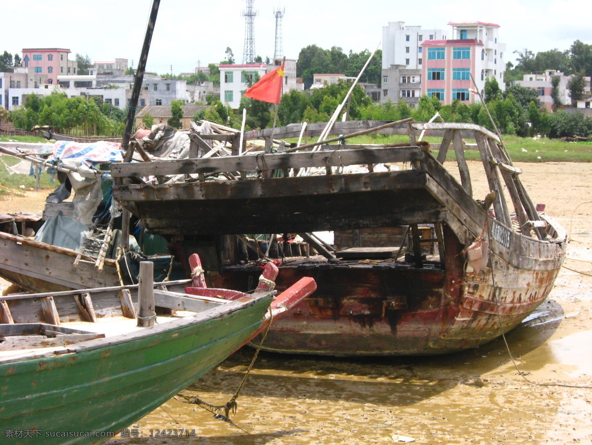 草潭渔港之六 渔船 红旗 渔村 楼房 旅游摄影 自然风景 摄影图库