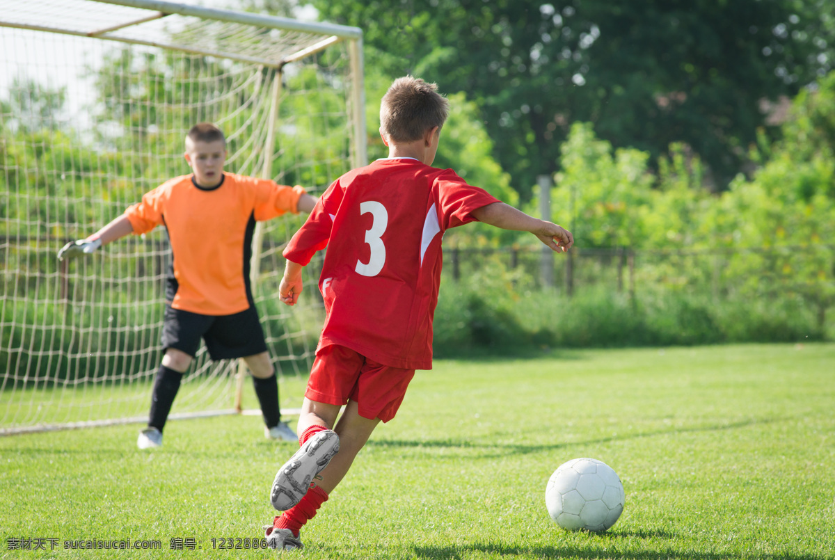 踢 足球 男孩 踢足球的男孩 孩子 体育运动 健身 锻炼 生活百科