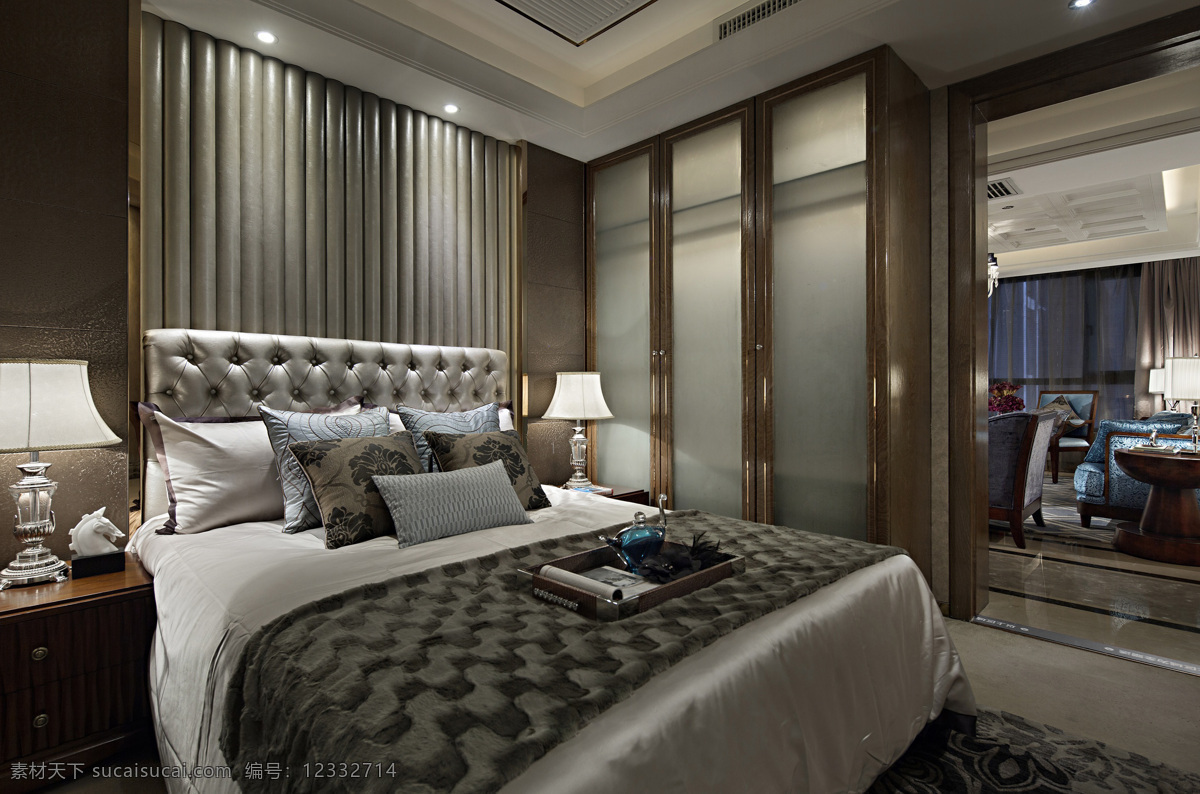 现代 时尚 卧室 褐色 背景 墙 室内装修 效果图 卧室装修 浅色地板 白色台灯 木制床头柜