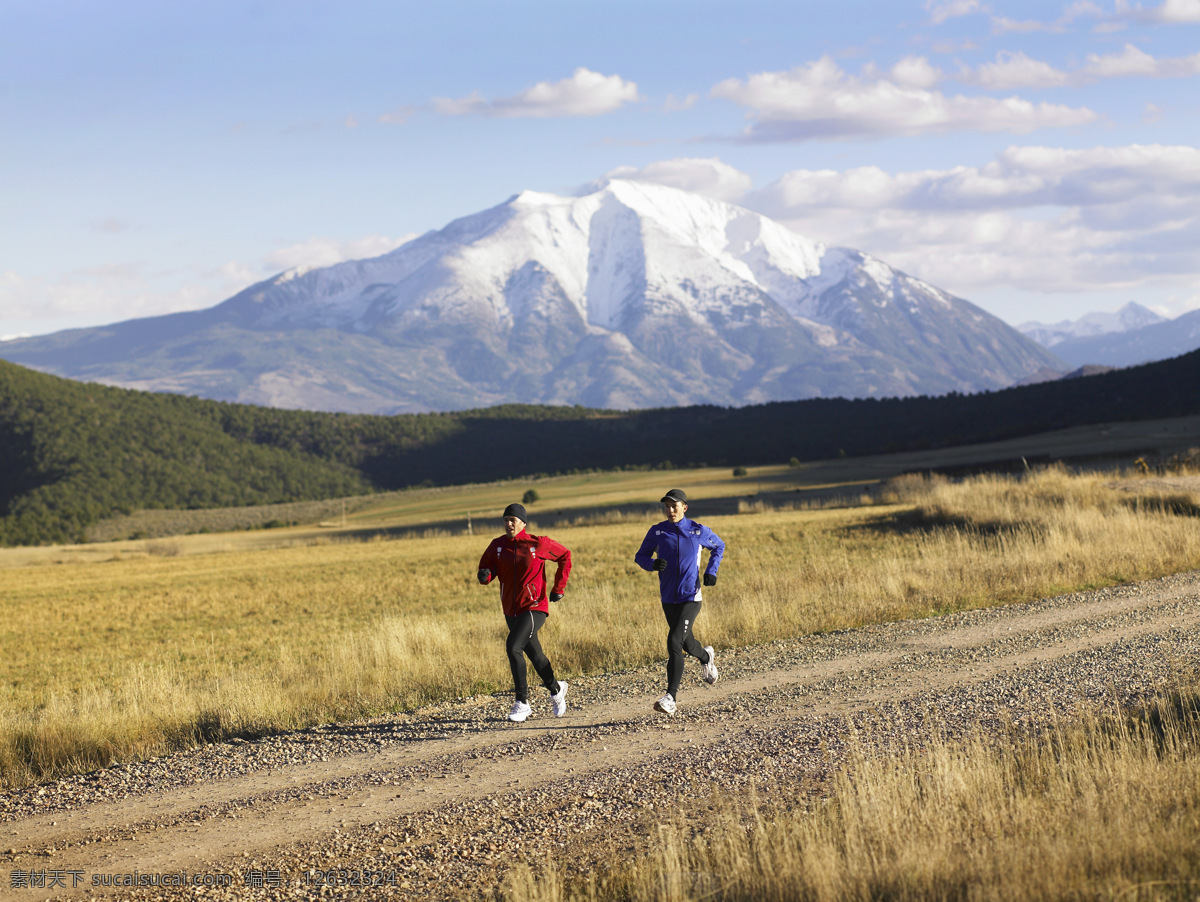 两个 正在 跑步 男人 雪山 运动 健身 锻炼 生活人物 人物图片