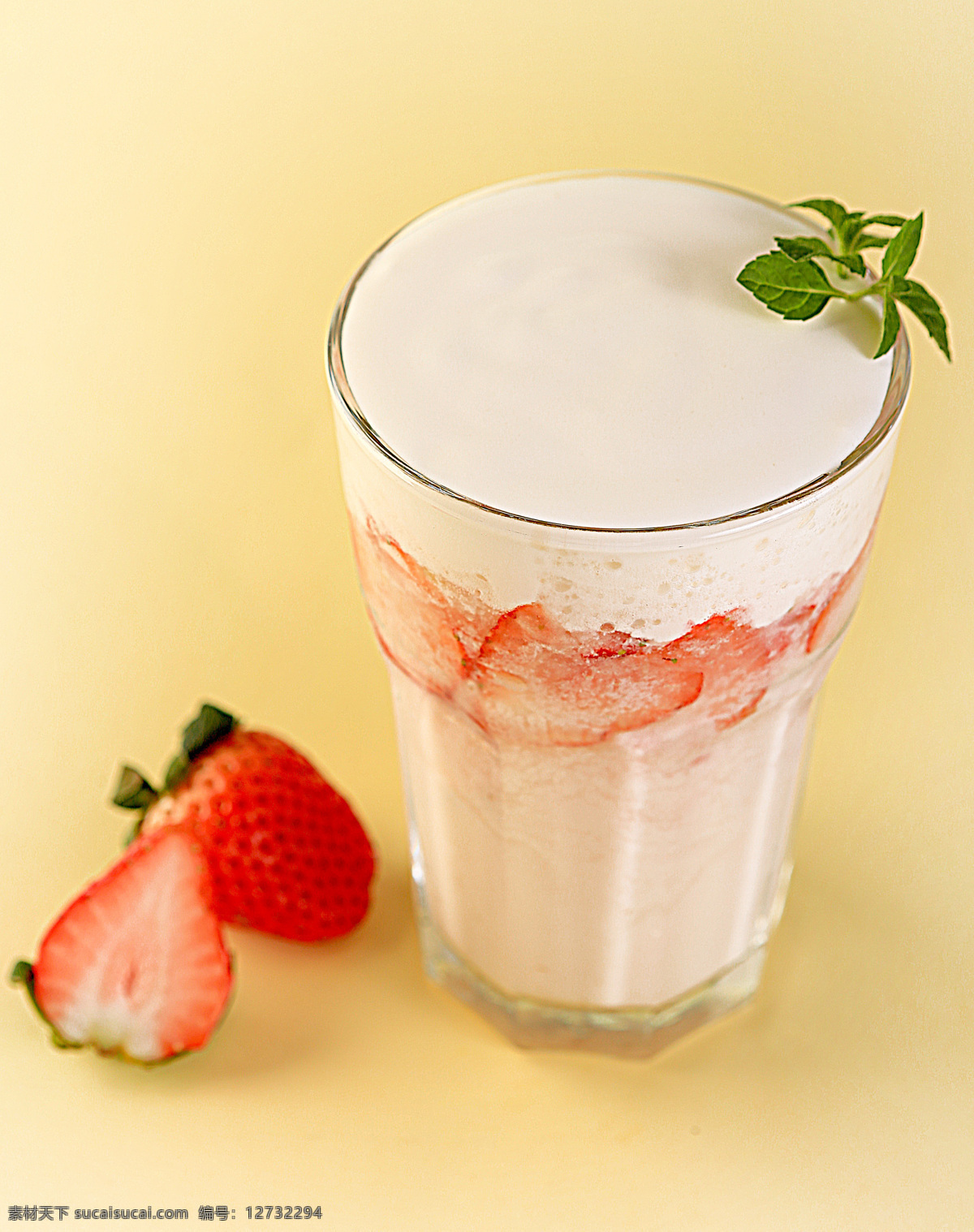 草莓奶盖 草莓牛奶 草莓 牛奶 奶油 饮品 饮料 餐饮美食 饮料酒水