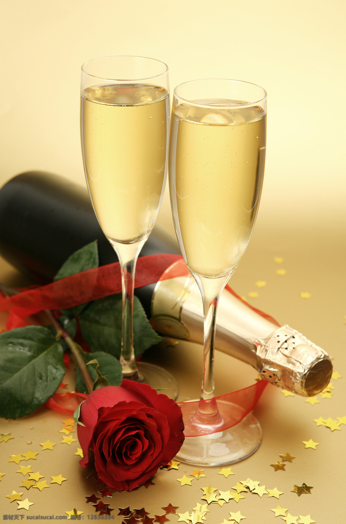 玫瑰花与香槟 香槟 玫瑰花 瓶子 高脚杯 玻璃杯子 香槟摄影 酒水饮料 餐饮美食 黄色