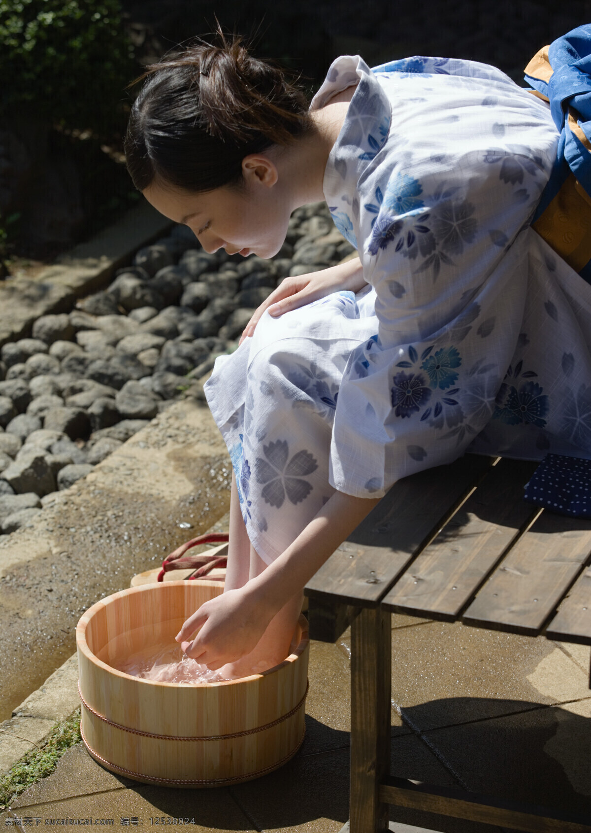 洗 脚 日本美女 日本夏天 女性 性感美女 日本文化 和服 洗脚 足疗 模特 美女写真 摄影图 高清图片 美女图片 人物图片