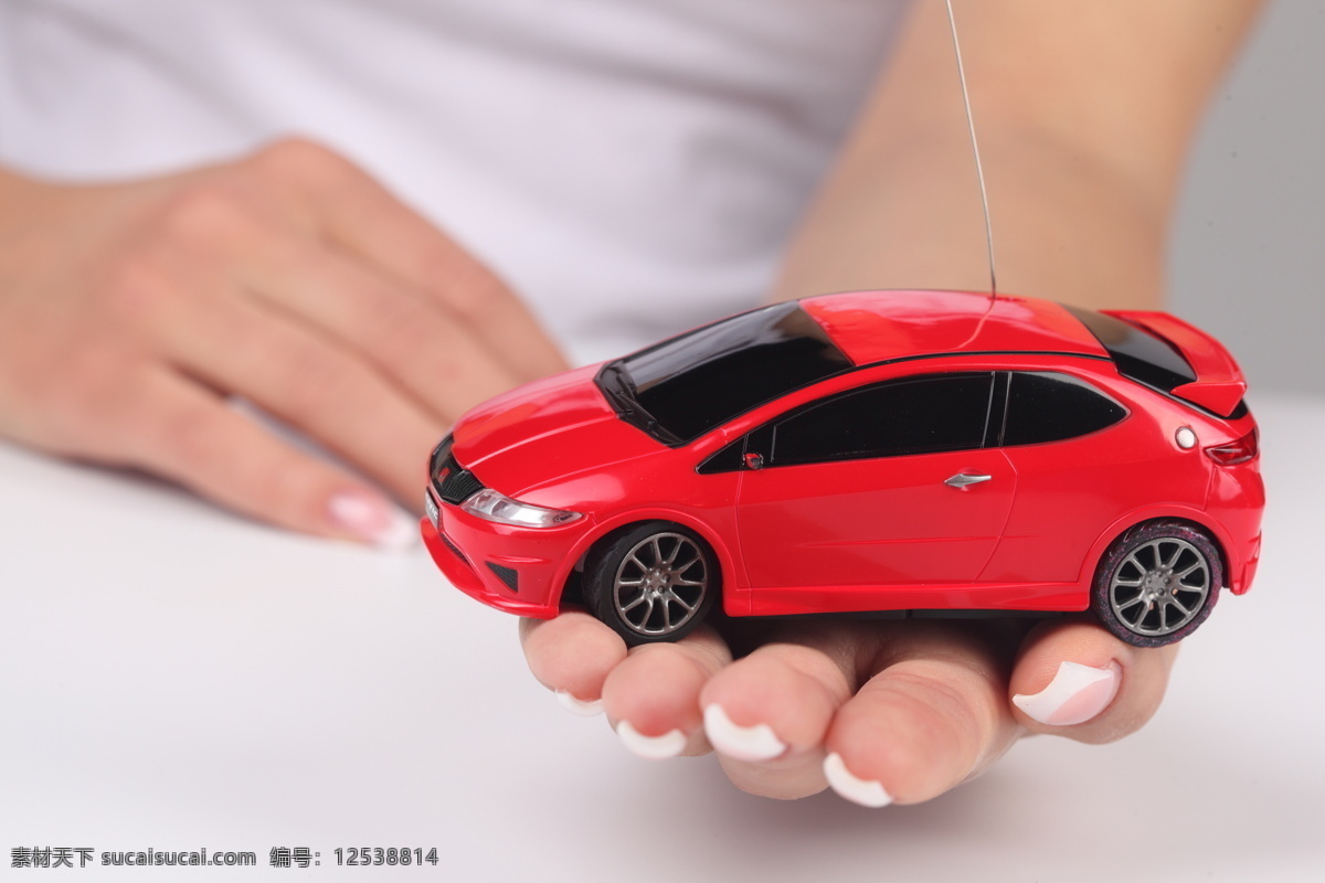手心 里 玩具 汽车 红色玩具汽车 汽车玩具 遥控汽车 玩具推广 双手 手部特写 汽车图片 现代科技