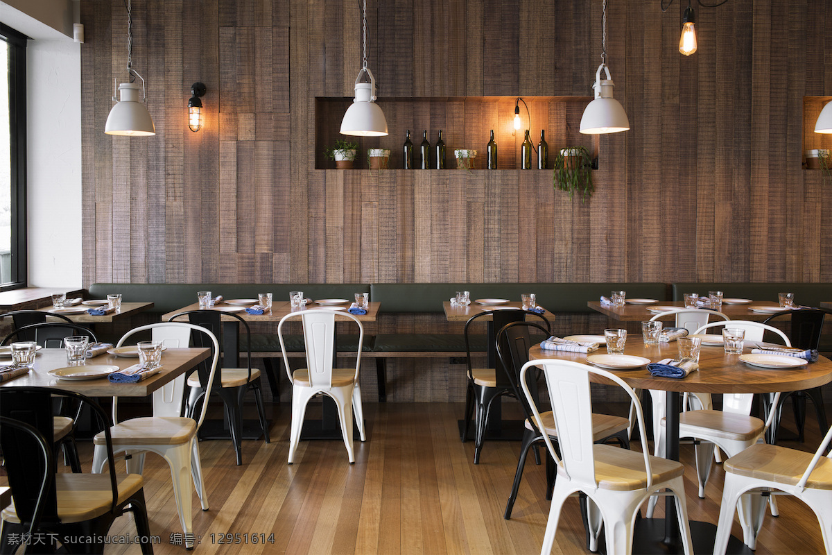 简约 咖啡厅 木质 墙壁 装修 效果图 窗户 黄色灯光 圆形餐桌 桌椅