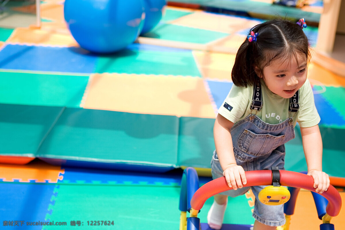 玩耍 可爱 小女孩 欢笑童年 儿童 孩子 幼儿园 儿童教育 儿童图片 人物图片