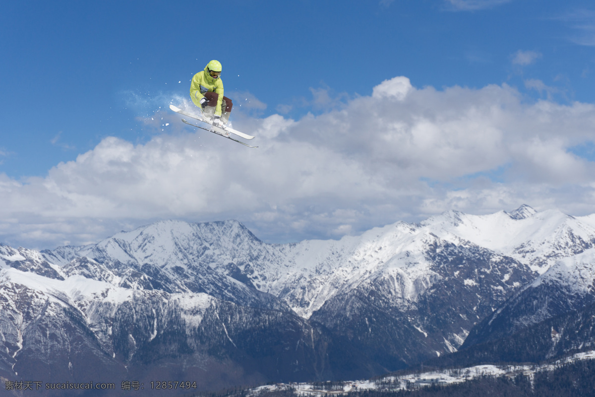空中 滑雪 运动员 滑雪运动员 滑雪场风景 美丽雪景 雪山风景 体育运动 滑雪图片 生活百科