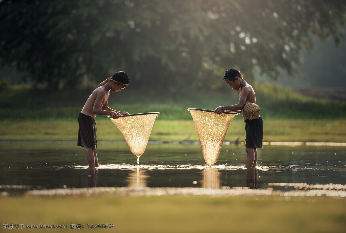 东南亚 儿童 童年 泰国 泰国儿童 幸苦的工作 捕鱼 捞鱼 旅游摄影 国外旅游