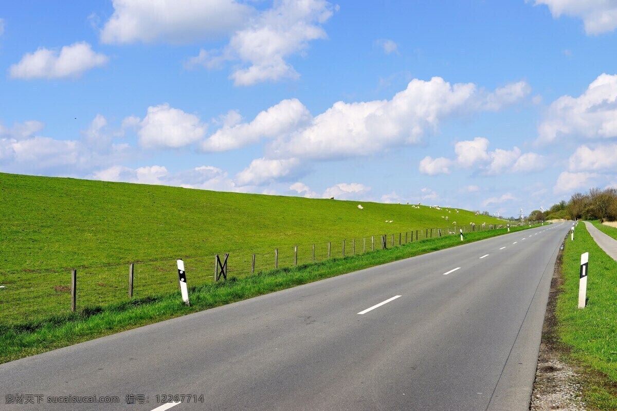 蓝天 公路 草坪 绿色 交通运输 晴朗 云朵 蓝天下的公路 旅游摄影 国内旅游